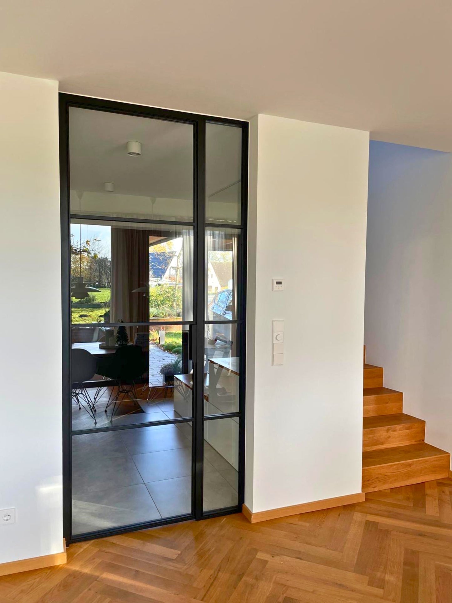 Lofttür in schwarz als Einzeltür mit Seitenteil und Klarglas - 2400 × 1200 mm